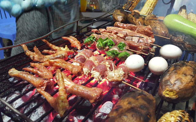 Du khách nên ăn kết hợp cùng các gia vị đặc trưng của Tây Bắc để gia tăng hương vị cho món ăn