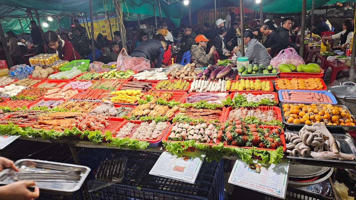 Du khách có thể dễ dàng thưởng thức đặc sản Sa Pa tại khu vực chợ đêm