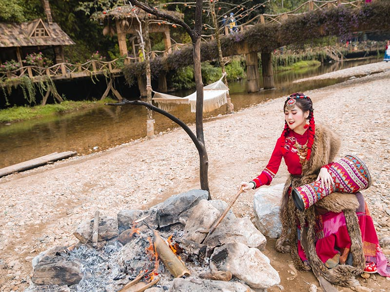Du khách mặc trang phục dân tộc trải nghiệm văn hóa tại Bản Cát Cát