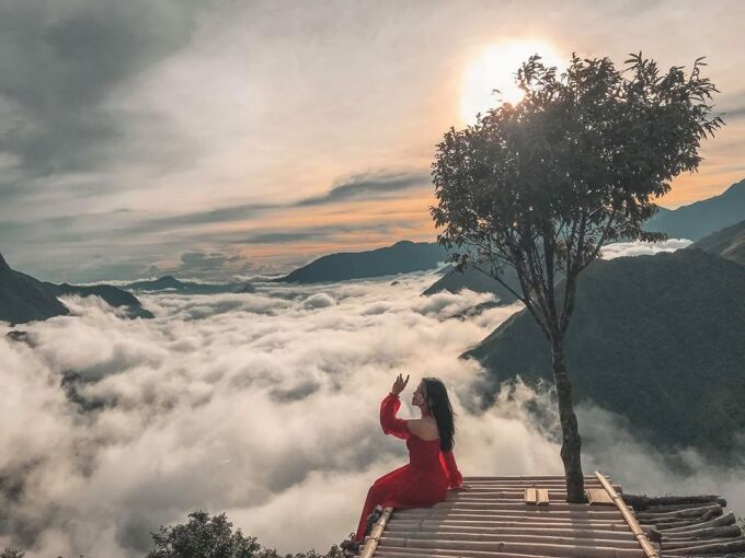 Du khách check in giữa biển mây ảo diệu trên đỉnh Ô Quy Hồ
