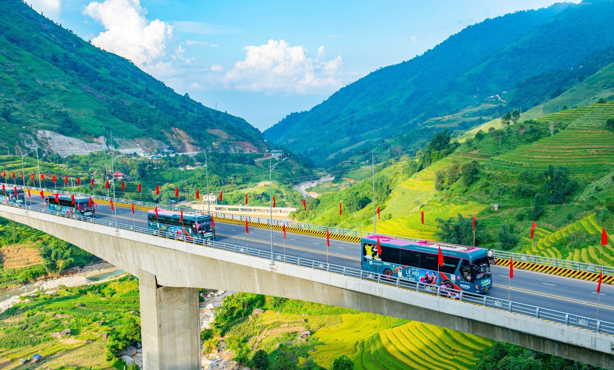 Du khách miền Bắc có thể di chuyển tới Sa Pa tiện lợi bằng xe khách hoặc xe limousine