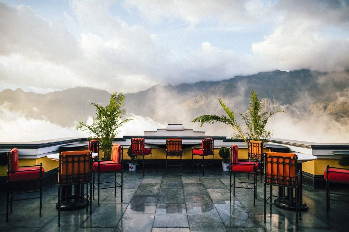Du khách có thể ngắm biển mây từ tầng cao nhất của khách sạn