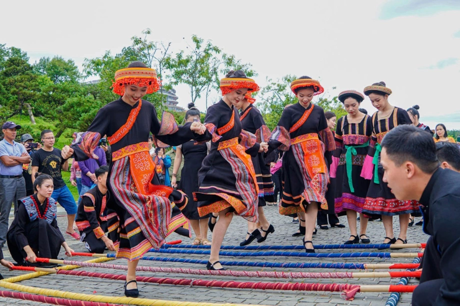 Du khách thích thú mặc trang phục dân tộc và trải nghiệm các trò chơi truyền thống tại lễ hội