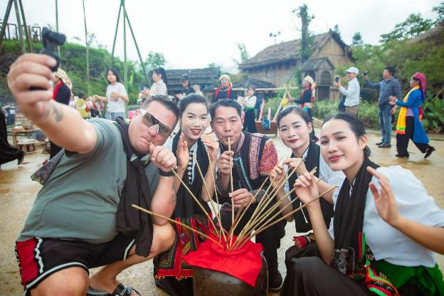Du khách nước ngoài thích thú trải nghiệm văn hóa dân tộc tại Bản Mây