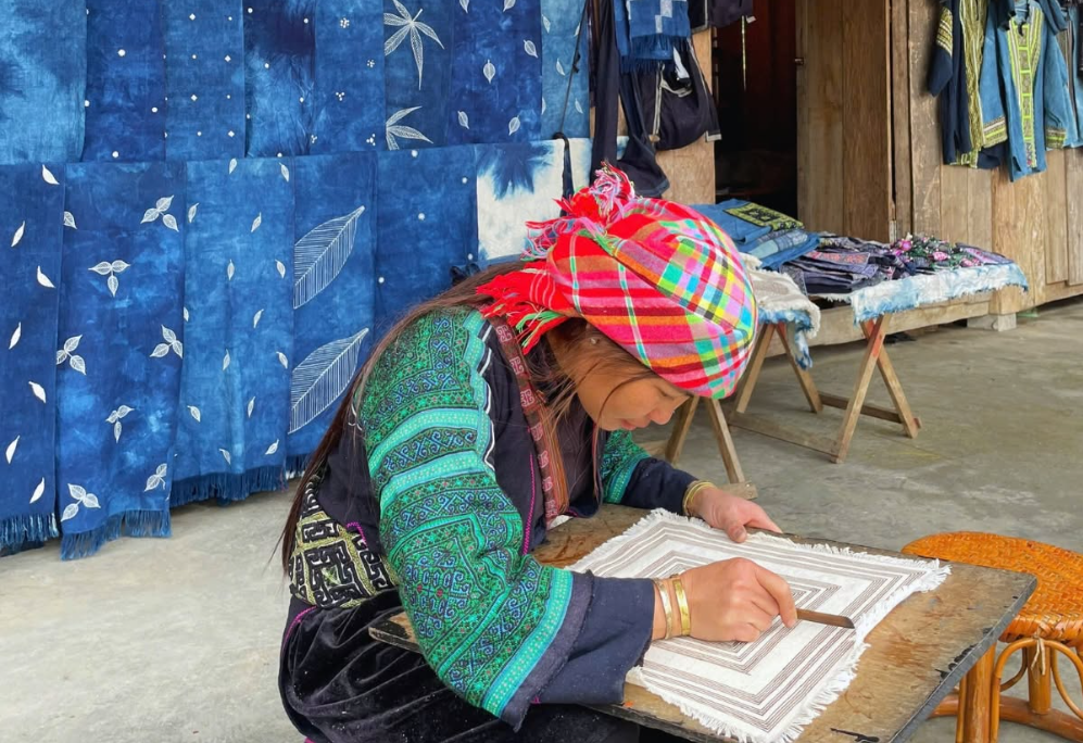 Du khách có thể trải nghiệm làm sáp ong tại Bản Mây Fansipan