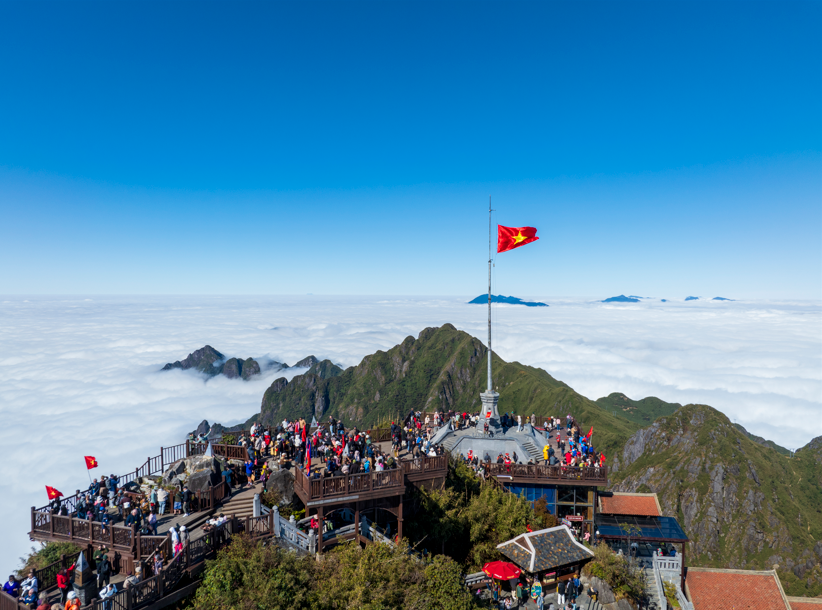 Khí hậu mát mẻ và dễ chịu trên đỉnh Fansipan vào mùa hè