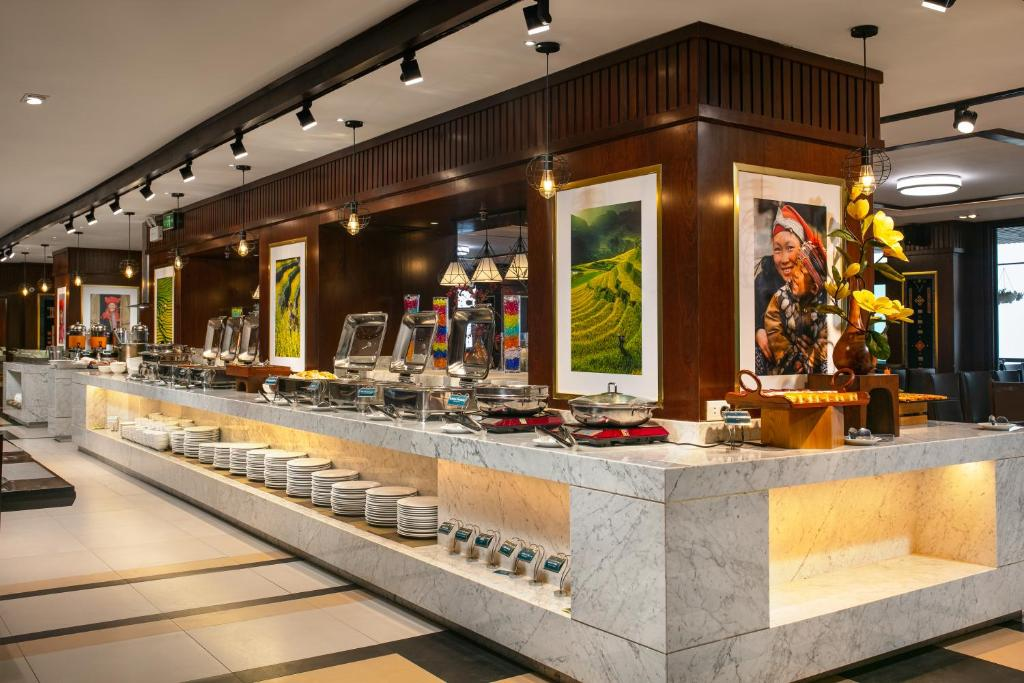 Khách sạn Bamboo Sapa Hotel phục vụ du khách buffet vào bữa sáng