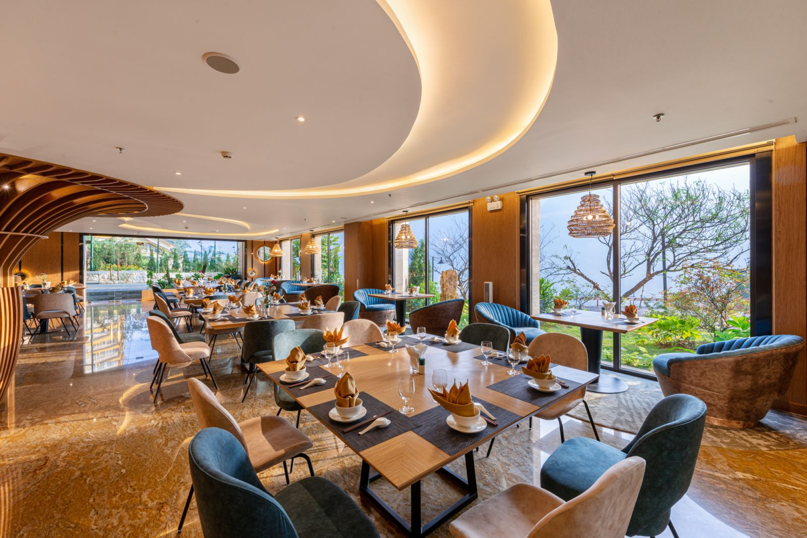 Không gian nhà hàng hiện đại và rộng rãi tại khách sạn KK Sapa Hotel