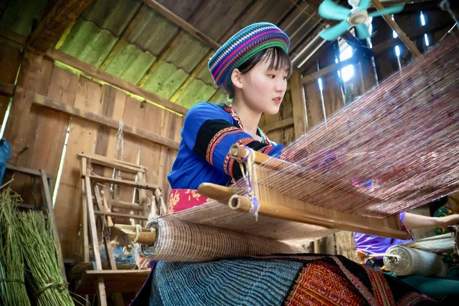 Du khách làm quen không gian dệt thổ cẩm