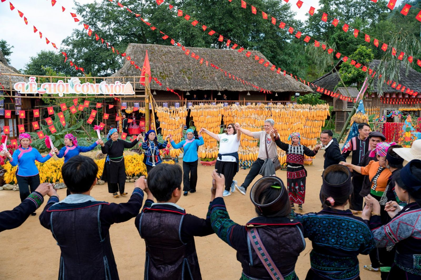 Bà con dân tộc tại Bản Mây cùng du khách trải nghiệm các chương trình văn nghệ truyền thống