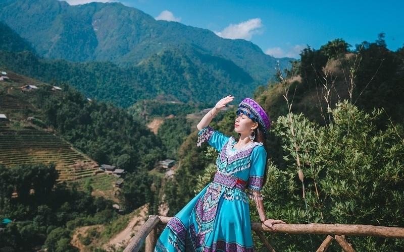 Du khách với trang phục dân tộc hòa mình giữa thiên nhiên Tây Bắc hùng vĩ