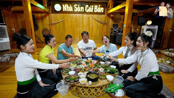 Du khách trải nghiệm ăn tối cùng những người dân tộc tại các bản làng