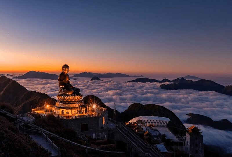 Không gian linh thiêng bao quanh Đại Tượng Phật A Di Đà