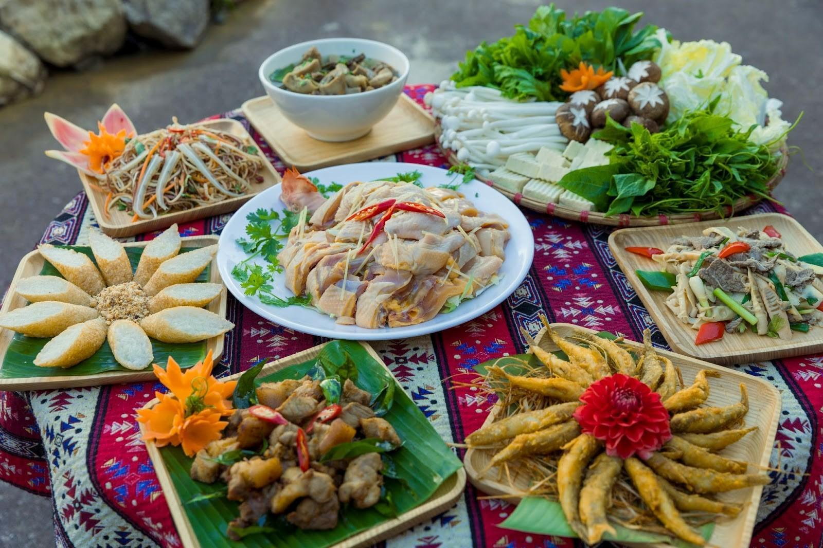 Các món ăn dân tộc hấp dẫn du khách tới Bản Mây trải nghiệm