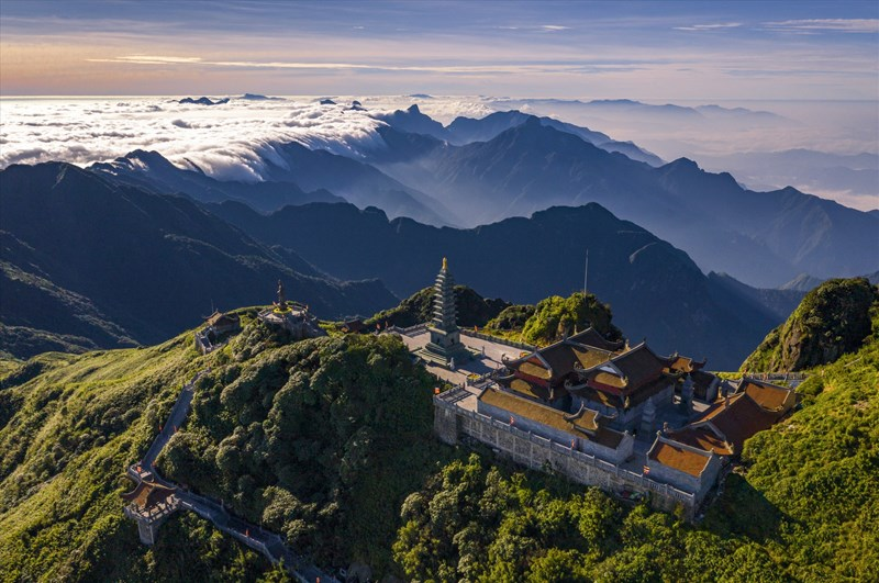 Núi rừng Hoàng Liên Sơn hùng vĩ nhìn từ đỉnh Fansipan
