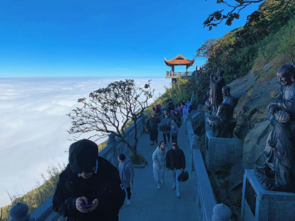 Biển mây trắng bao quanh khu vực con đường La Hán tạo nên khung cảnh thiên nhiên tuyệt đẹp