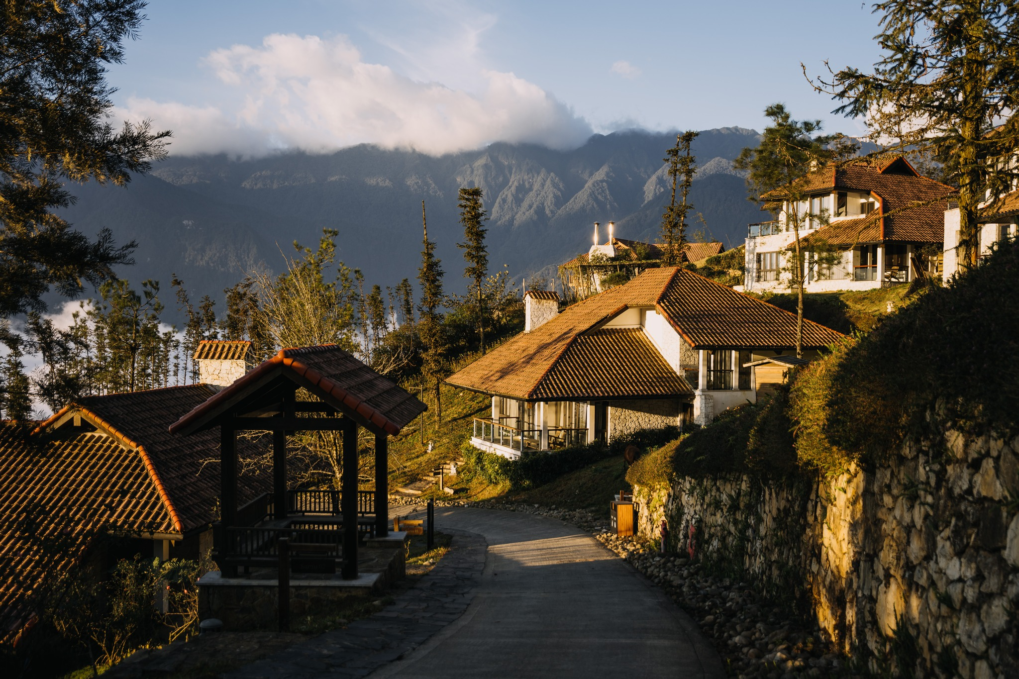 Ville De Mont Mountain Resort nổi bật như một ngôi làng cổ tích giữa núi rừng Sa Pa.