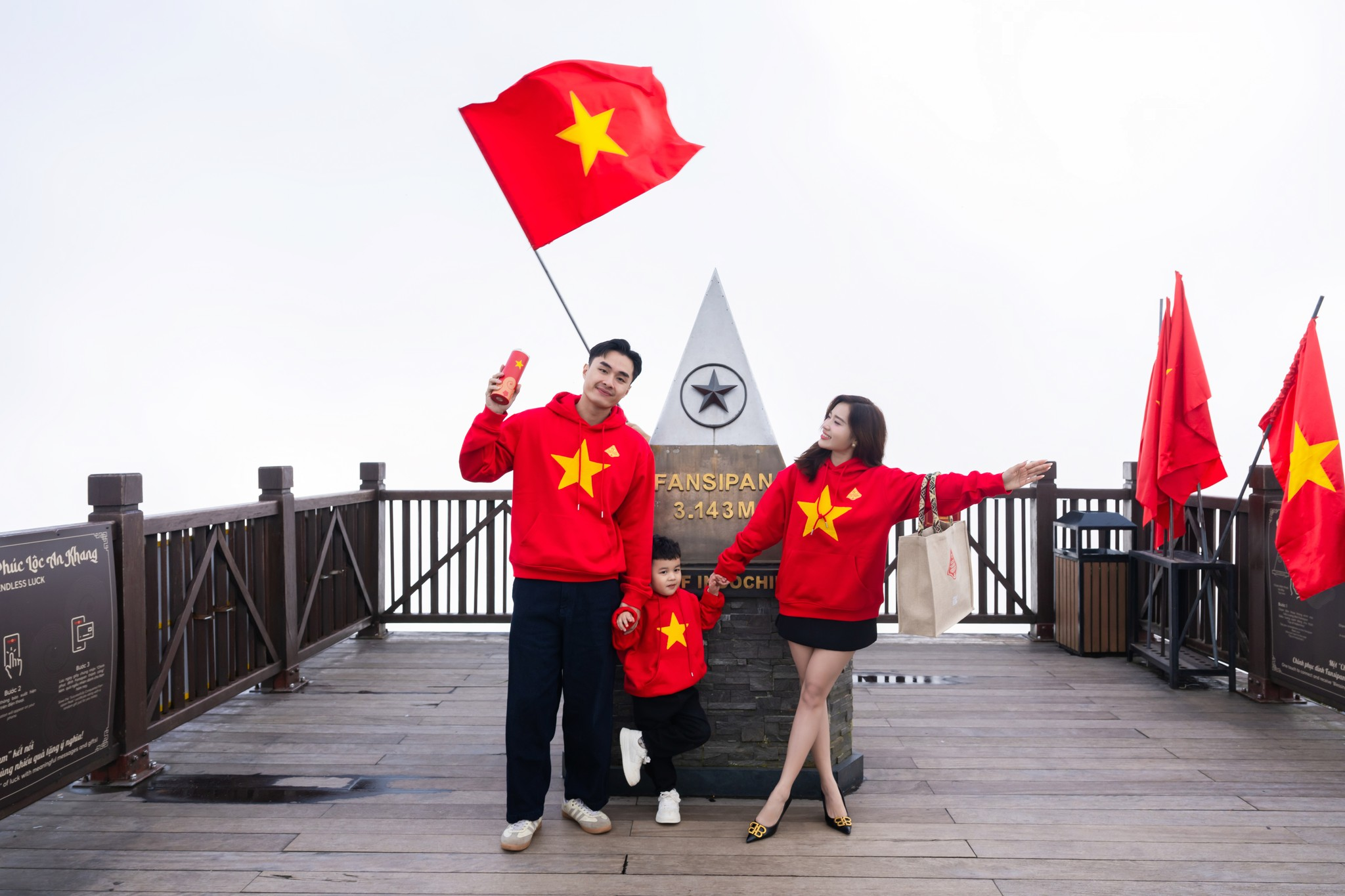 Du khách check in tại cột mốc Fansipan trên nóc nhà Đông Dương.