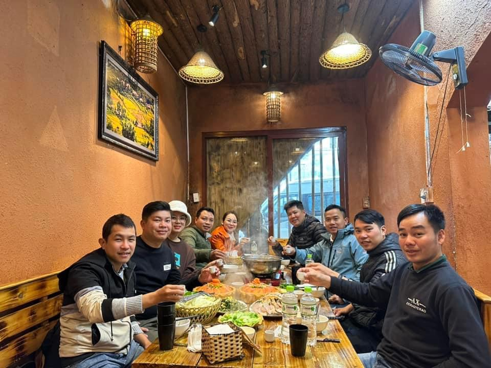 Du khách thưởng thức bữa tối ấm cúng tại nhà hàng A Phủ.