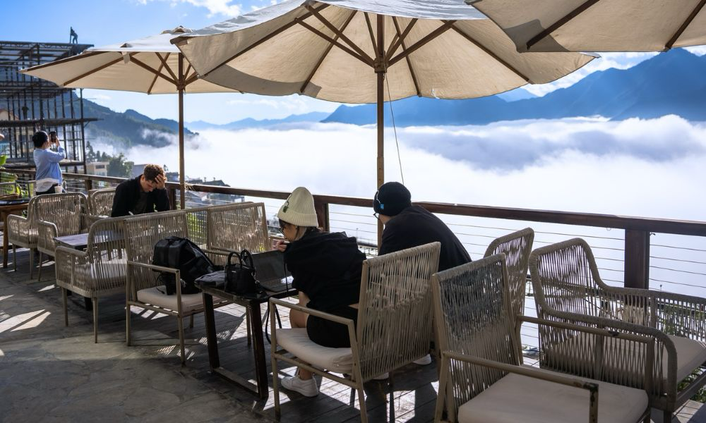 Du khách thưởng thức cafe và ngắm nhìn biển mây tại Viettrekking Sa Pa.