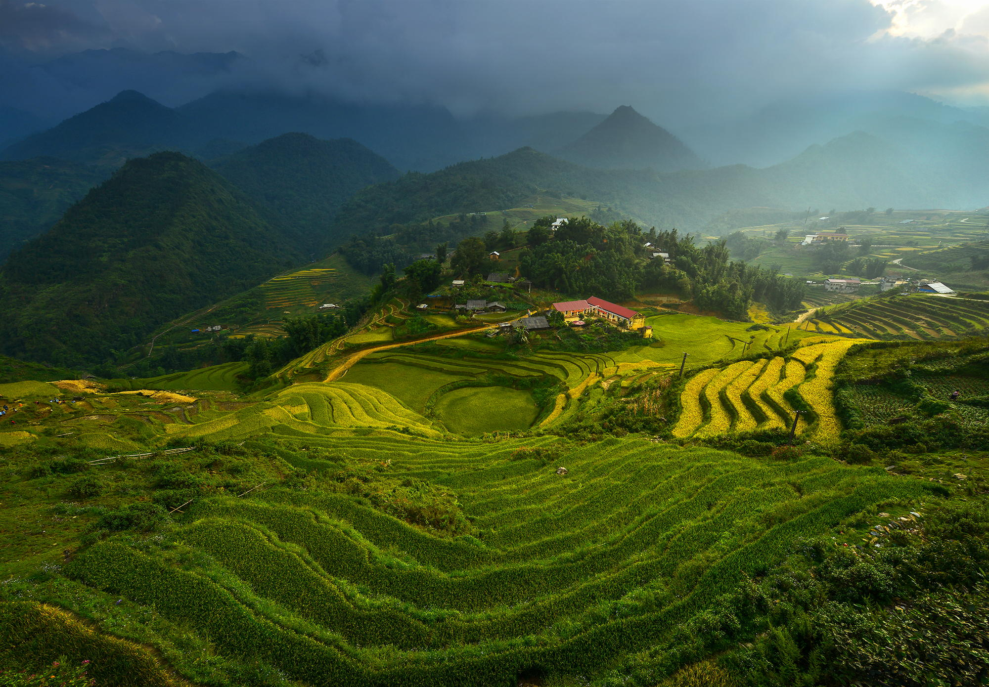 Sa Pa nổi tiếng với những triền ruộng bậc thang trải dài, xanh mướt.