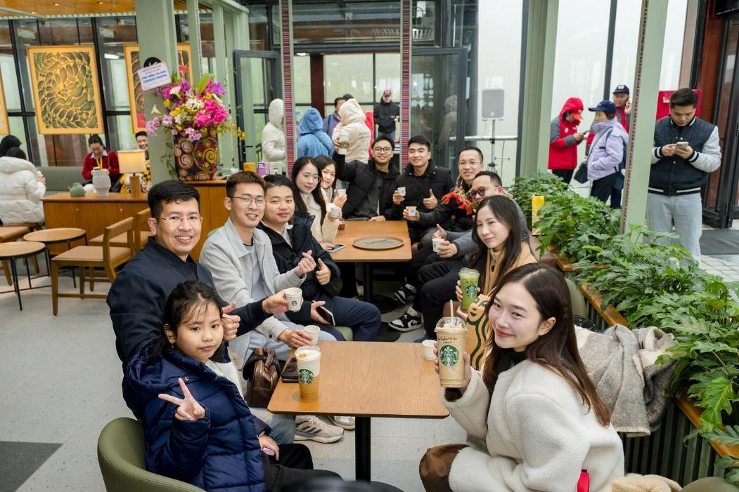 Giới trẻ thích thú trải nghiệm uống Starbucks giữa biển mây Fansipan