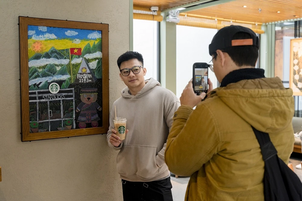 Du khách check in bên trong các góc trang trí tại Starbucks Fansipan
