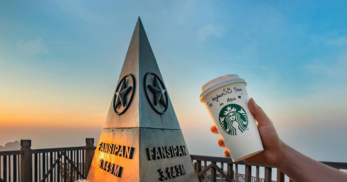 Du khách check in cốc Starbucks bên cột mốc 3.143 m