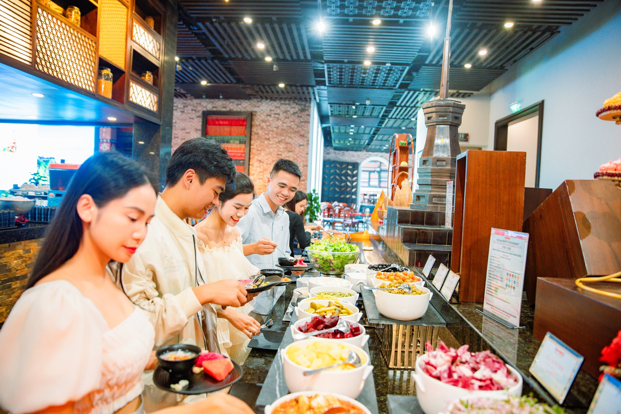 Du khách thưởng thức bữa trưa ngon miệng tại nhà hàng Vân Sam. 