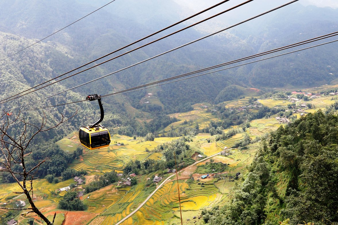 Ruộng bậc thang và thung lũng Mường Hoa hiện ra từ cabin cáp treo Fansipan.