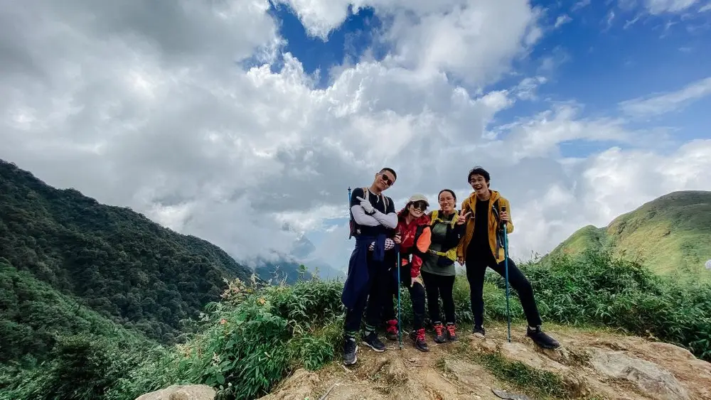 Du khách thích thú trải nghiệm trekking Fansipan