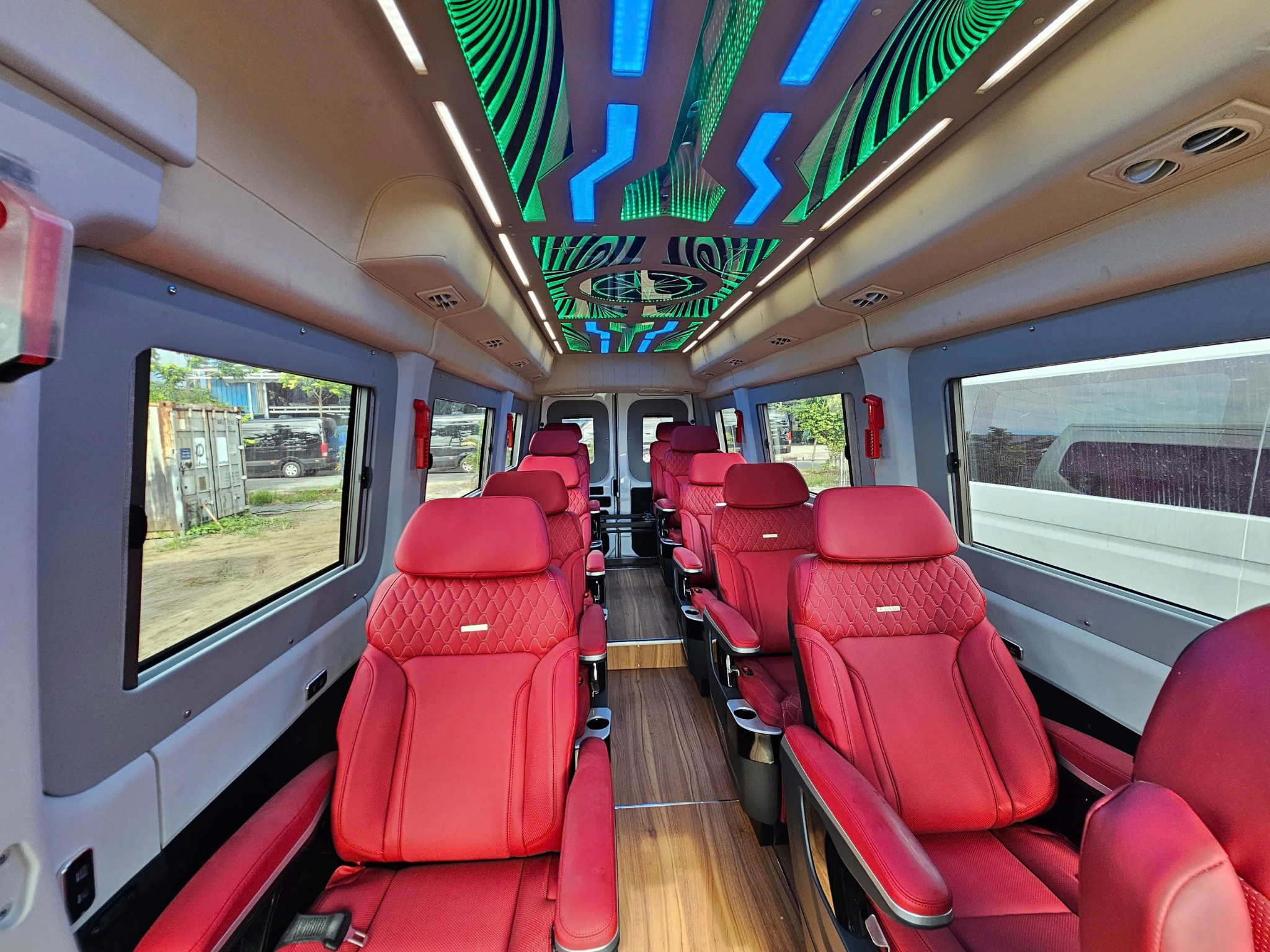 Xe limousine được nhiều du khách lựa chọn nhờ sự riêng tư và di chuyển nhanh chóng