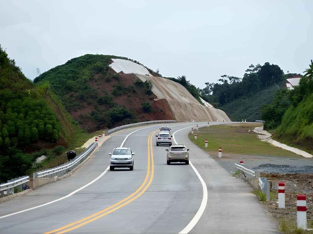 Du khách đi khoảng 245 km từ Hà Nội đến thành phố Lào Cai trong 4 đến 5 giờ bằng ô tô. (Nguồn sưu tầm)&nbsp;