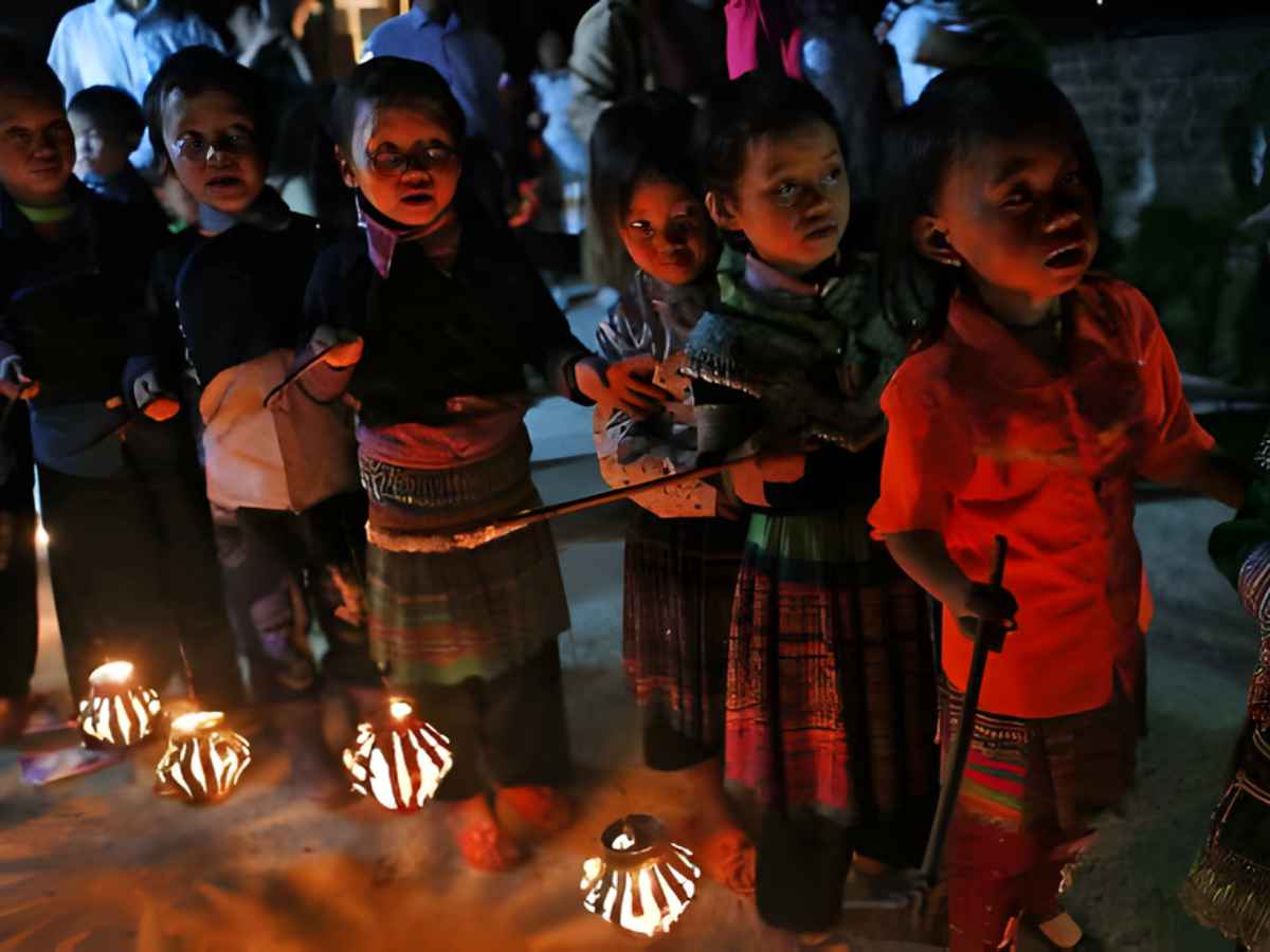 Hoạt động rước đèn và múa hát diễn ra tại homestay bản làng Sa Pa đón trung thu cùng dân tộc vùng cao. (Nguồn sưu tầm)&nbsp;