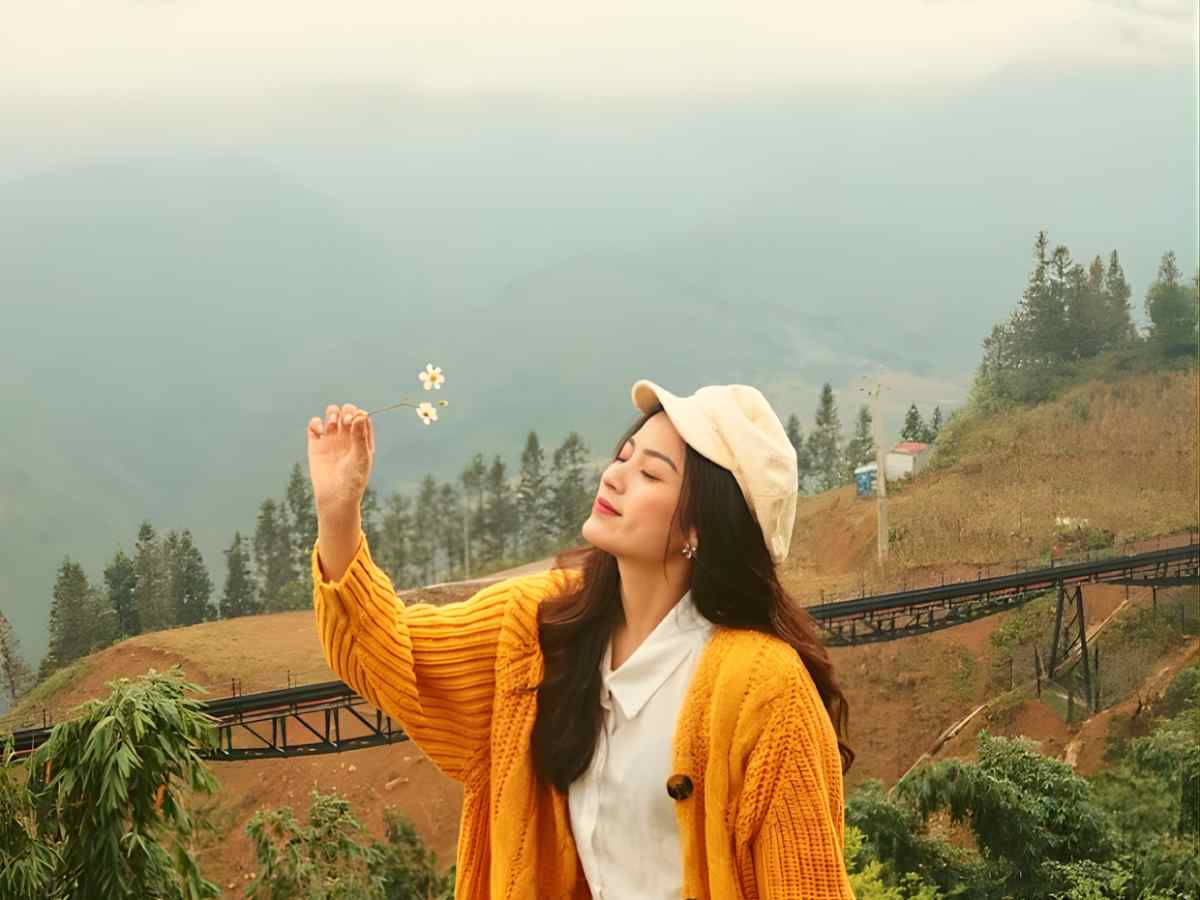 Du khách nên chuẩn bị áo khoác mỏng hoặc áo len nhẹ để giữ ấm khi nhiệt độ Sa Pa giảm thấp. (Nguồn sưu tầm)