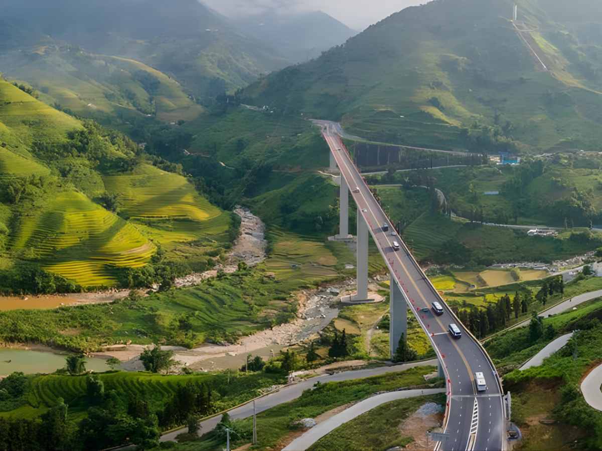 Hành trình 300 km từ Hà Nội đến Sa Pa, tỉnh Lào Cai mất khoảng 5 đến 6 giờ. (Nguồn sưu tầm)