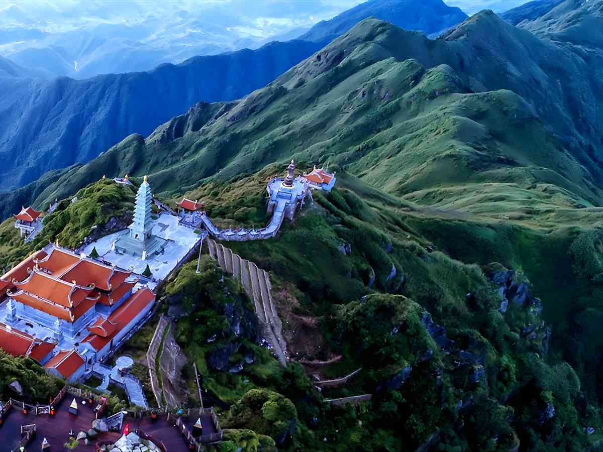 Chinh phục đỉnh Fansipan tại Sa Pa, tỉnh Lào Cai với hệ thống cáp treo hiện đại. (Nguồn sưu tầm)