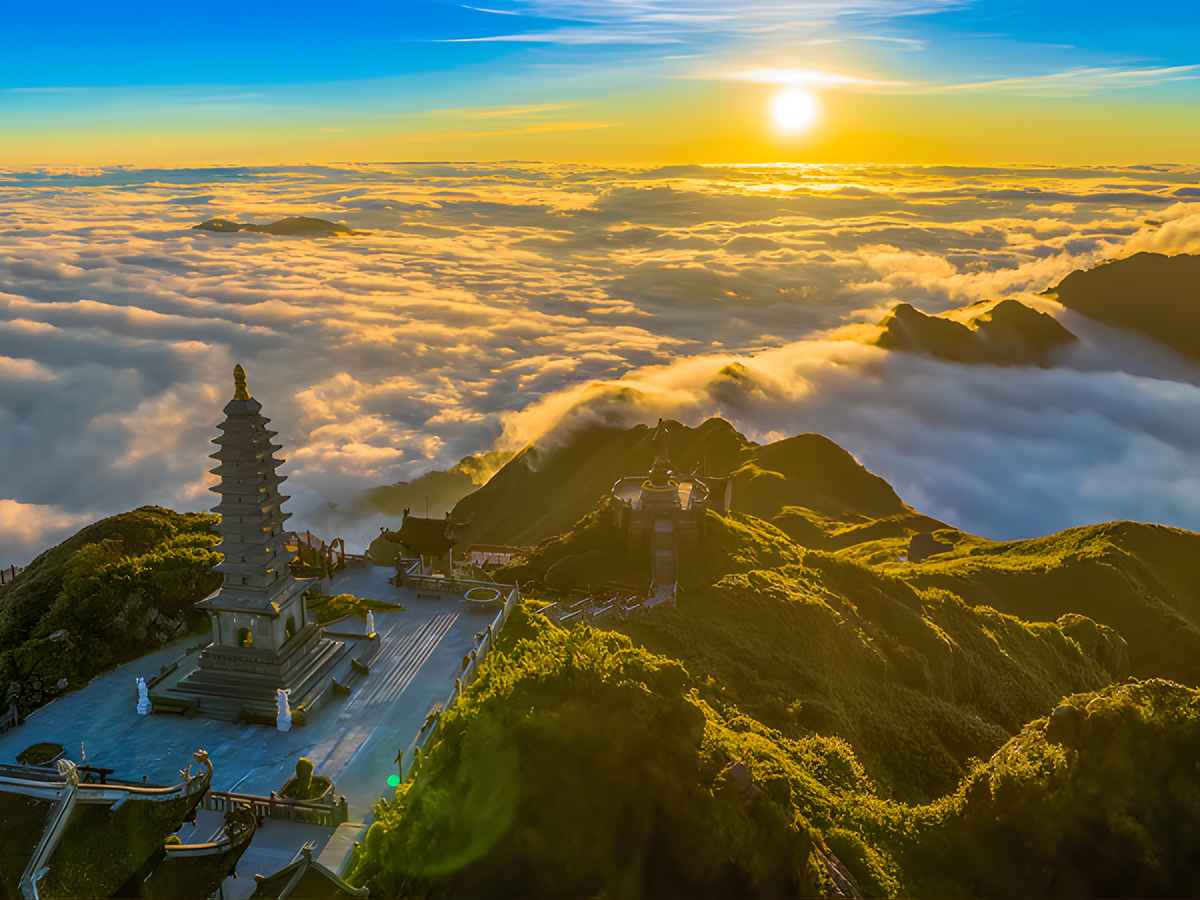 Trải nghiệm biển mây bồng bềnh phủ kín các thung lũng của dãy Hoàng Liên Sơn. (Nguồn sưu tầm)&nbsp;