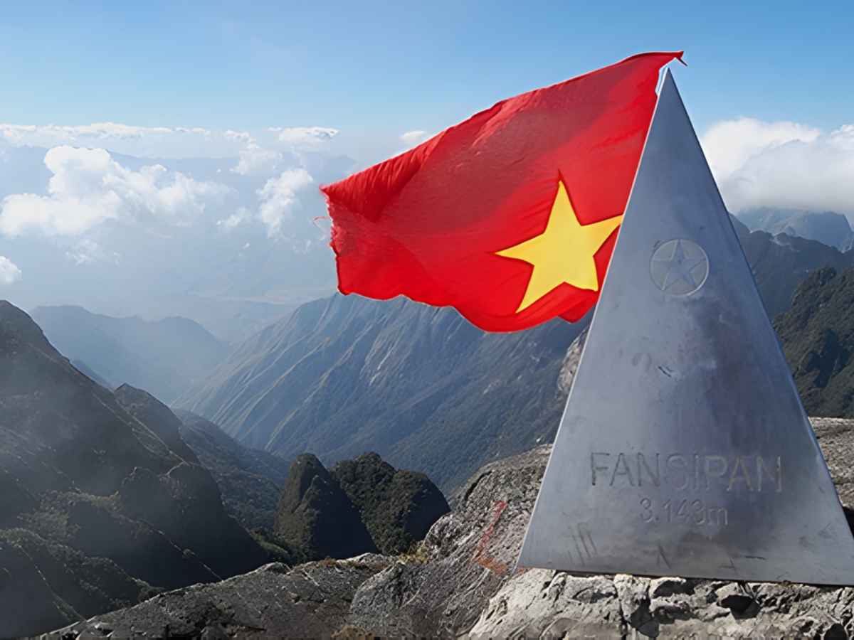 Chinh phục đỉnh Fansipan cao tại tỉnh Lào Cai - Biểu tượng đầy tự hào của vùng núi Tây Bắc. (Nguồn sưu tầm)&nbsp;