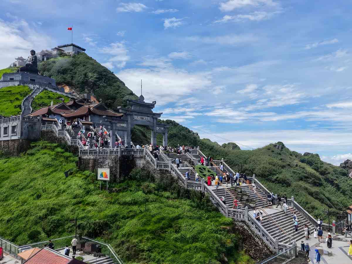 Chinh phục đỉnh Fansipan tại tỉnh Lào Cai và chiêm ngưỡng quần thể tâm linh kỳ vĩ. (Nguồn sưu tầm)&nbsp;