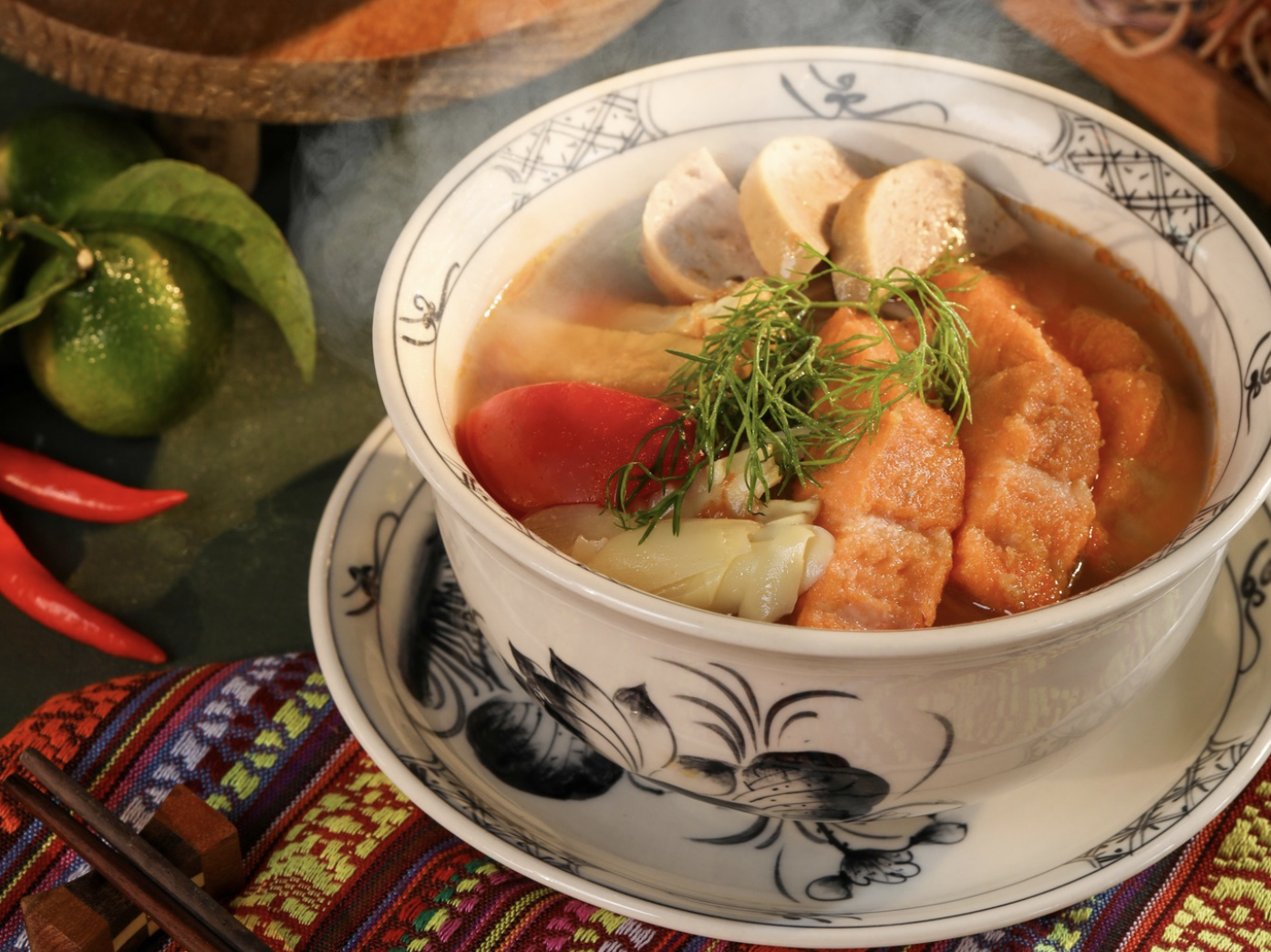 Hai món ăn đắt khách nhất tại Chợ Quê là một tô bún cá măng cay hay tô phở gà bản đặc sắc. 