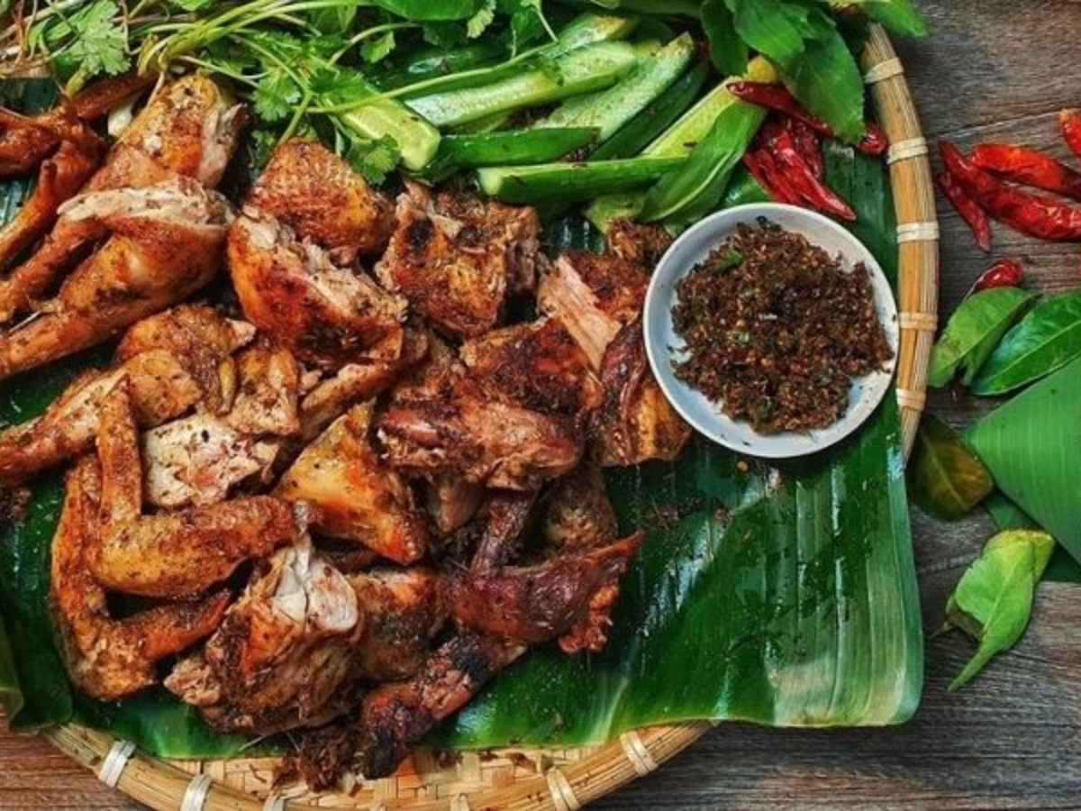 Ẩm thực địa phương là điểm nhấn quan trọng, góp phần tạo nên nét đặc trưng của chợ phiên Mù Cang Chải. 