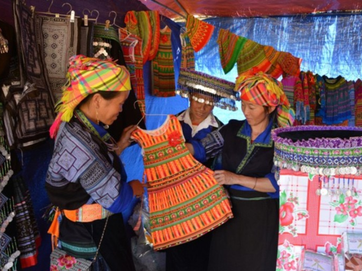 Chợ Khao Mang gây ấn tượng bởi không khí mộc mạc, giản dị và rất đỗi gần gũi với người dân bản địa.