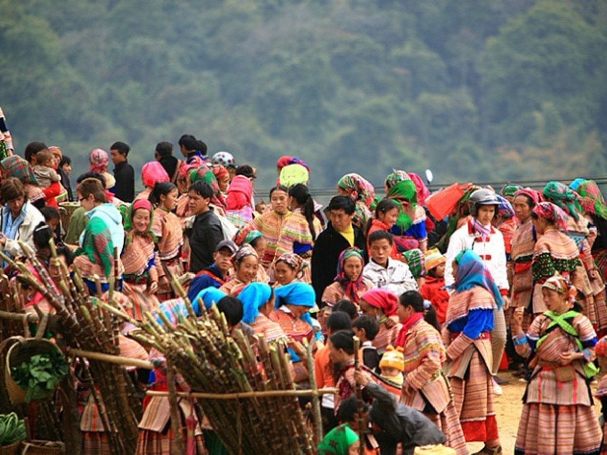 Chợ phiên Mù Cang Chải hình thành sớm, gắn bó lâu đời với đời sống người Mông, Thái, Dao ở Yên Bái.