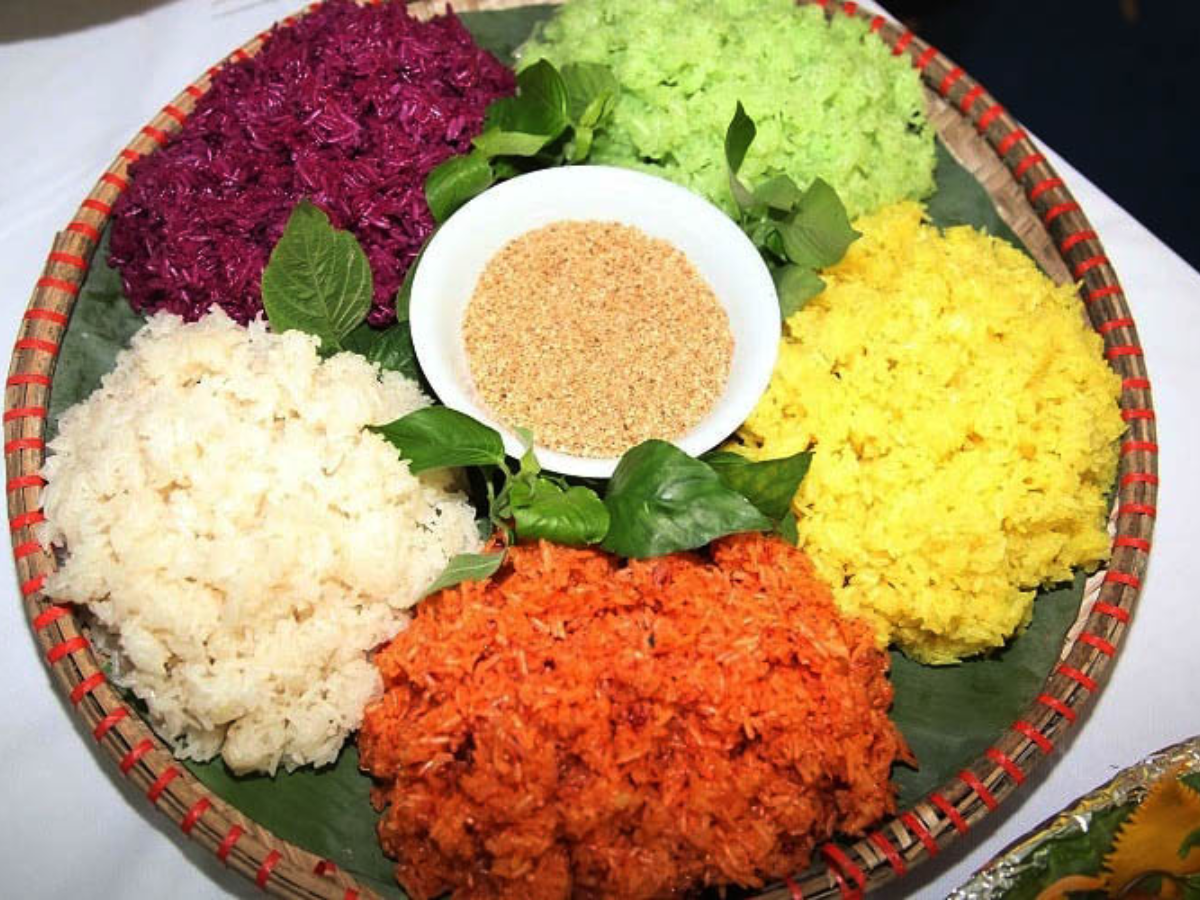 Đến đèo Khau Phạ, du khách nên thử xôi nếp Tú Lệ dẻo thơm, đồ thủ công bằng chõ gỗ. 