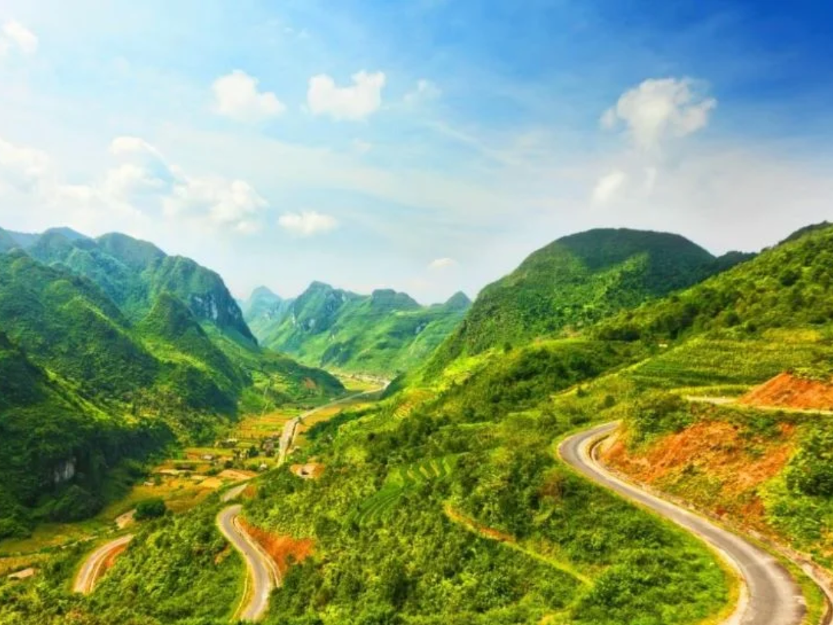 Khoảng tháng 9 đến tháng 10, đèo Khau Phạ bước vào mùa lúa chín vàng rực. 