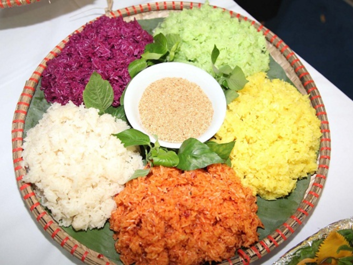 Xôi nếp Tú Lệ dẻo thơm, ăn cùng muối vừng hoặc thịt nướng rất đặc trưng Tây Bắc.