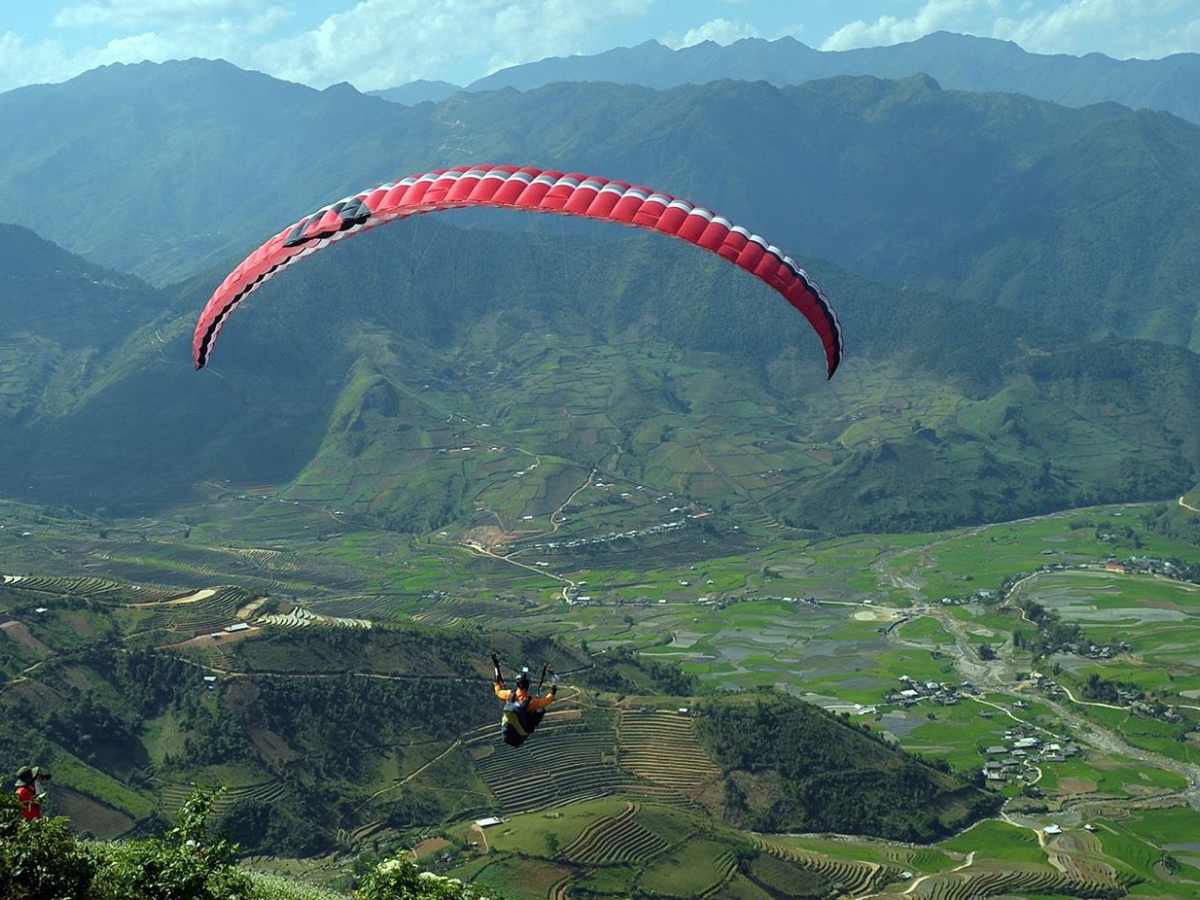 Bay dù lượn tại đèo Khau Phạ mang đến góc nhìn ngoạn mục từ trên cao xuống thung lũng.