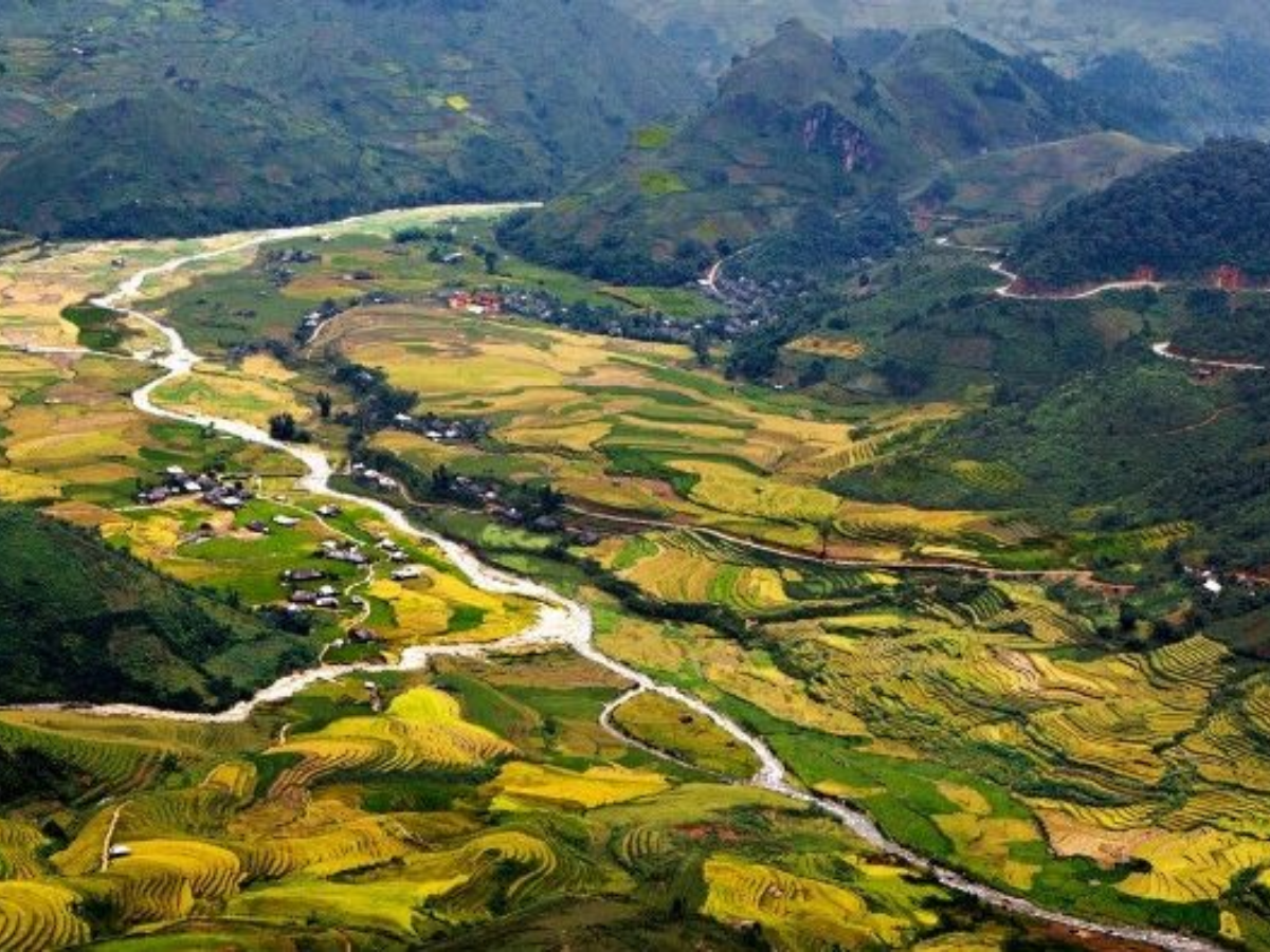 Nhìn từ trên cao, đèo Khau Phạ như sợi chỉ mảnh vắt qua bản Lìm Mông, Lìm Thái.