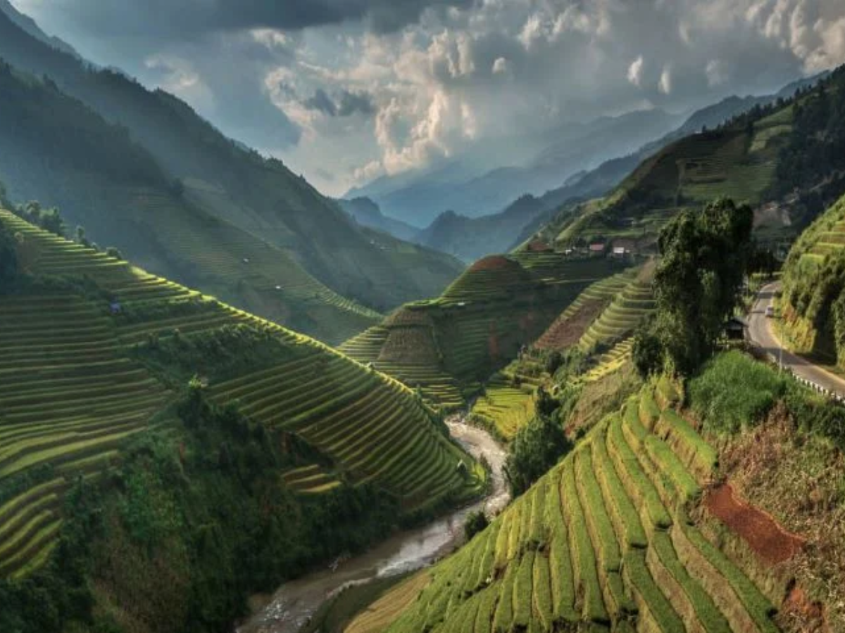 Đỉnh đèo Khau Phạ là điểm cao nhất, nơi du khách dễ dàng chụp toàn cảnh núi non Tây Bắc.